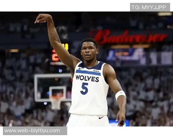 艾顿分享黑皮衣帅照展现独特魅力自律成就与众不同的能量